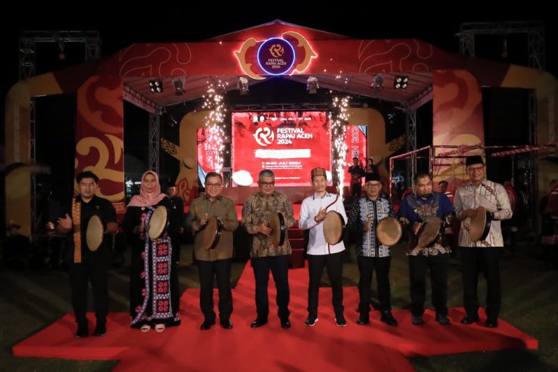 Penjabat Bupati Aceh Barat Drs. Mahdi Efendi bersama Pj Gubernur Aceh Bustami Hamzah, membuka Festival Rapai Aceh Tahun 2024, yang berlangsung di halaman Dinas Pendidikan dan Kebudayaan kabupaten Aceh Barat, Jumat (19/07/2024) malam. Foto: NOA.co.id