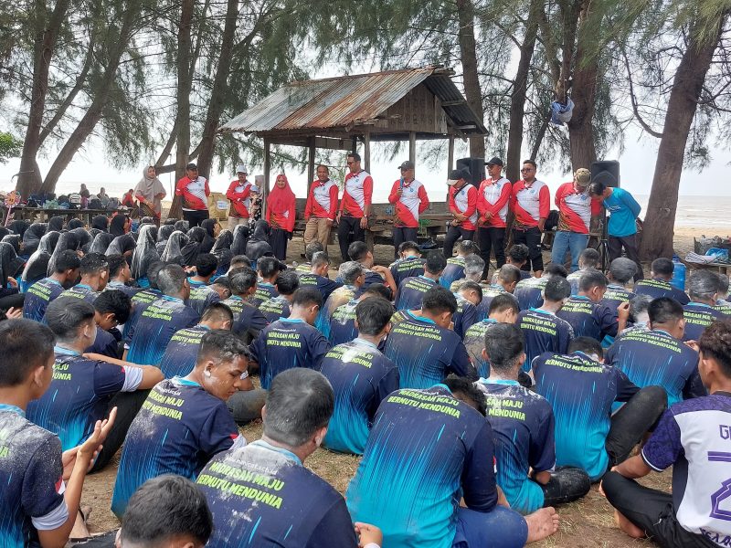 Kepala sekolah MAN IC Aceh Timur Resmi Tutup Kegiatan MATSAMA di pantai peudawa.Foto. Dik Dedi Saputra/NOA.Co.Id.