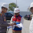 Kapolres Pidie AKBP Jaka Mulyana saat melihat gambar pembangunan vinue Cabang Olah Raga, (Cabor), sepak bola PON Aceh-Sumut di lapangan Bola Kaki Blang Paseeh, Kota Sigli, Kabupaten Pidie, Sabtu, (20/7/2024) (Foto Amir Sagita.noa.co.id).