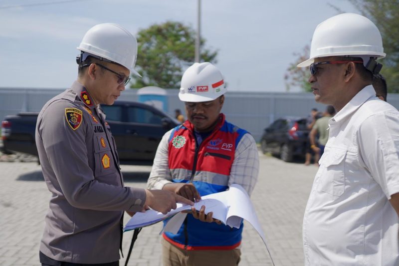 Kapolres Pidie AKBP Jaka Mulyana saat melihat gambar pembangunan vinue Cabang Olah Raga, (Cabor), sepak bola PON Aceh-Sumut di lapangan Bola Kaki Blang Paseeh, Kota Sigli, Kabupaten Pidie, Sabtu, (20/7/2024) (Foto Amir Sagita.noa.co.id).