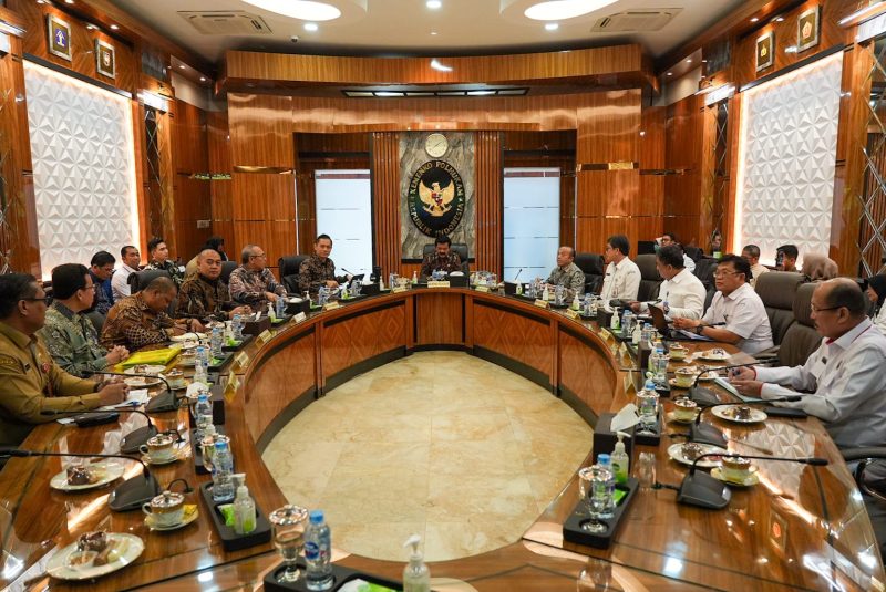 Menteri Koordinator Bidang Politik, Hukum dan Keamanan Marsekal TNI (Purn.) Hadi Tjahjanto memimpin Rapat Koordinasi Tingkat Menteri membahas akselerasi pelaksanaan Peraturan Menteri ATR/BPN Nomor 14 Tahun 2024 tentang Penyelenggaraan Administrasi dan Pendaftaran Tanah Ulayat Masyarakat Hukum Adat, Jakarta, Selasa (23/7/2024). (Foto : Humas Kemenko Polhukam RI).