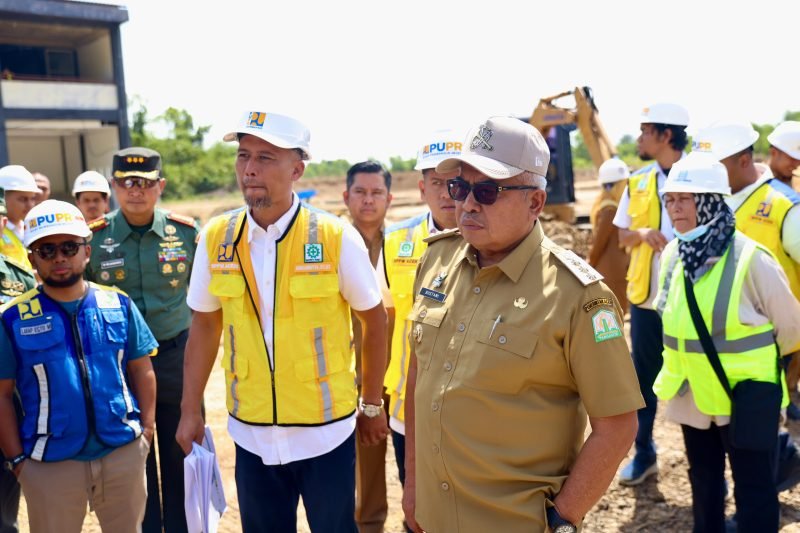 Penjabat Gubernur Aceh Bustami Hamzah bersama Pangdam Iskandar Muda Mayjen TNI Niko Fahrizal, saat meninjau progres pembangunan venue lapangan cabor menembak PON XXI Aceh-Sumut, di dalam kawasan Rindam Iskandar Muda, di Kecamatan Darul Imarah, Aceh Besar, Selasa, (22/7/2024). Foto: Humas Pemprov Aceh