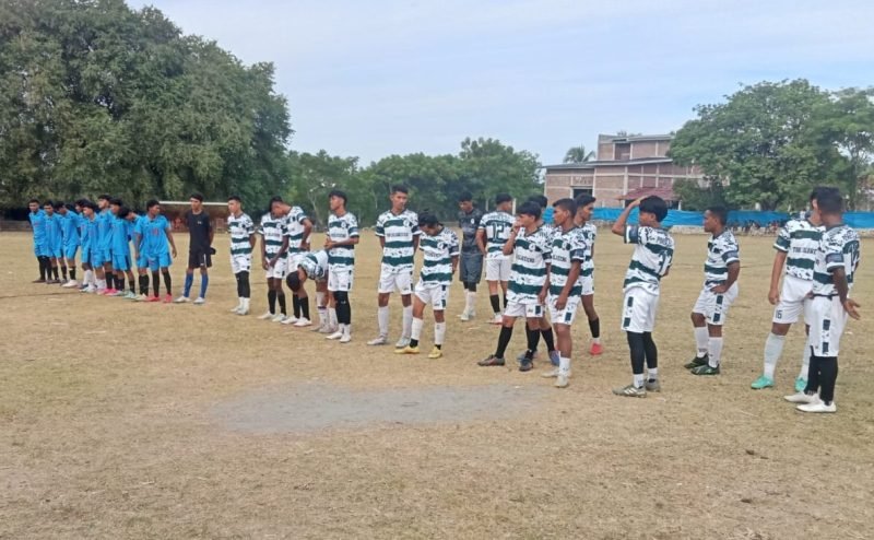 Pemain Pordex FC Tgk Dilaweung memakai kustum putih garis-garis hijau saat memasuk ke lapangan dengan pemain Lamteuba FC Aceh Besar  pada Open Turnamen HUT RMC II di lapangan Gampong Cot Kecamatan Muara Tiga, Pidie, Rabu, (24/7/2024) (Foto Amir Sagita.noa.co.id)