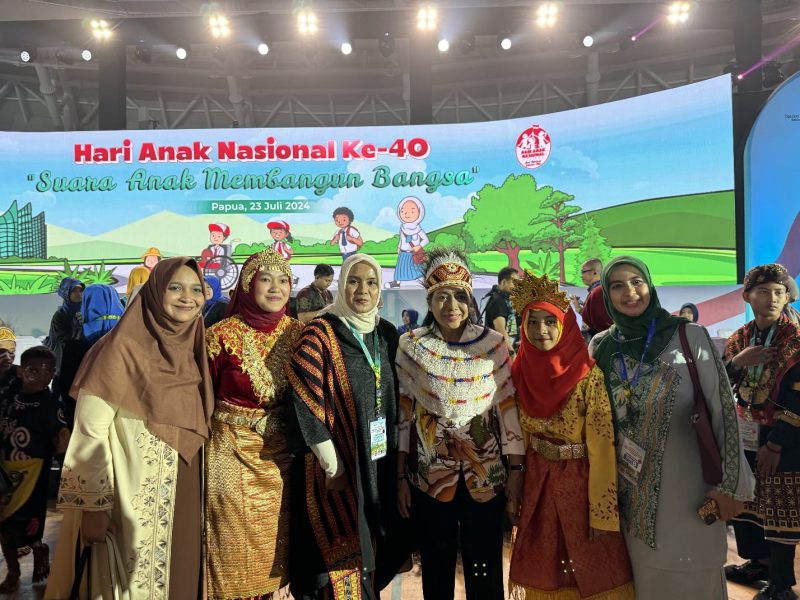 Penjabat Ketua TP PKK Provinsi Aceh Mellani Subarni bersama dengan Ketua DWP Aceh Nurmanziah saat menghadiri acara kegiatan puncak Hari Anak Nasional di Istora Papua Bangkit Kabupaten Jayapura, Papua. Foto: Humas Pemprov Aceh
