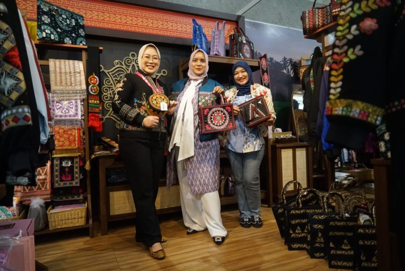 Penjabat (Pj) Ketua TP PKK Aceh, Mellani Subarni, didampingi Pj Ketua PKK Aceh Besar, Cut Rezky Handayani SIP MM saat mengunjungi stand Bhayangkari Aceh pada kegiatan Bazar Kreasi Bhayangkari Nusantara 2024 di Hall A dan B, Jakarta Convention Center, Jakarta Pusat, Kamis, 25 Juli 2024. Foto: Humas BPPA