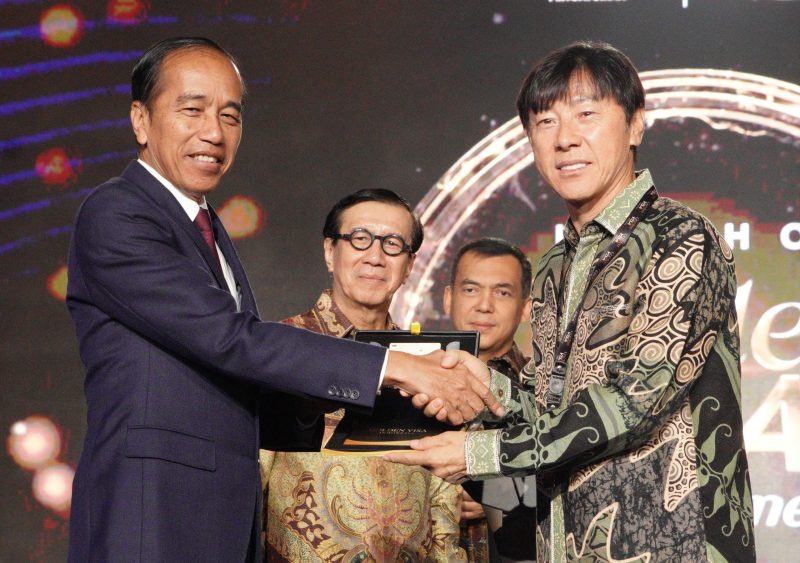 Presiden Joko Widodo (Pertama Kiri) menyerahkan Golden Visa secara simbolis kepada Pelatih Tim Nasional Sepakbola Indonesia, Shin Tae Yong (Pertama Kanan) Di The Ritz-Carlton Mega Kuningan, Jakarta Selatan, kamis (25/7/2024).(Foto : Ditjen Imigrasi)