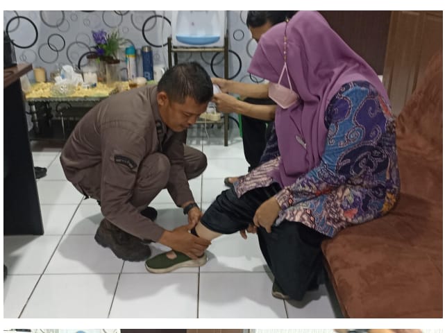 Kejaksaan Pidie Jaya saat melakukan pemasangan Alat Pengawasan Elektronik (APE) atau gelang Tahanan yang di letakkan pada pergelangan kaki Tersangka. Foto: Muhammad Rissan/NOA.co.id