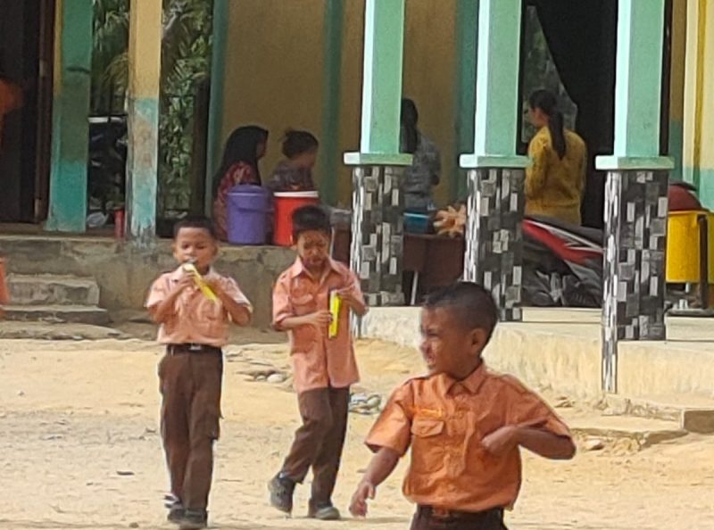 Anak sekolah SDN No.1 Desa Biskang kecamatan Danau Paris kabupaten Singkil sedang bermain, Jumat ((26/7/2024). (Foto : Khairul Amri)