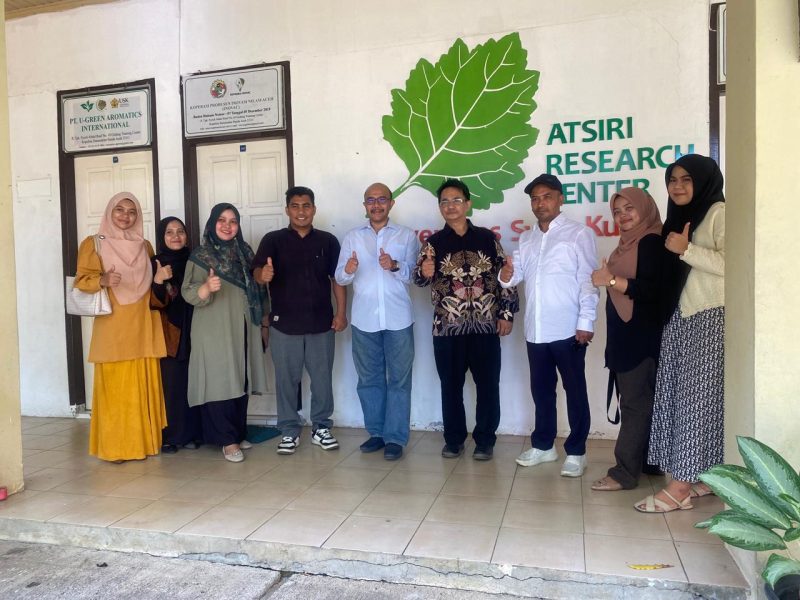 Muhammad Nazar saat mengunjungi Atsiri Research Center (ARC) Universitas Syiah Kuala. Foto: dok. MC Muhammad Nazar Center