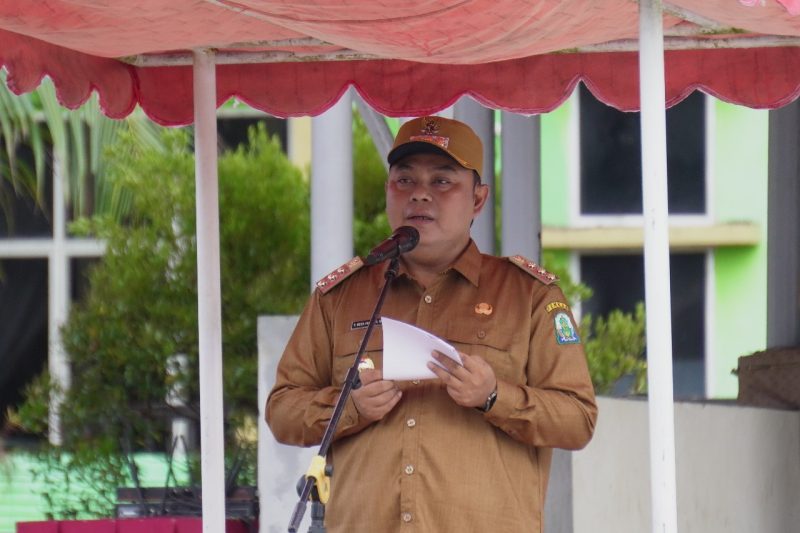 Pj Bupati Simeulue Teuku Reza Fahlevi saat memberi arahan pada apel. Foto: dok. Pribadi/NOA.co.id