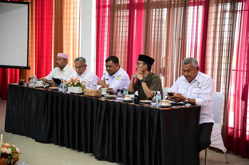 Sekda Aceh Besar Drs Sulaimi MSi didampingi Asisten I Farhan AP, Asisten II M Ali SSos MSi, Ketua Panwaslih Kabupaten Aceh Besar Hafidh HS, dan Kaban Kesbangpol Kabupaten Aceh Besar Sofian SH, memimpin Rakor Netralitas Aparatur Pemerintah pada Pilkada 2024, di Aula Dekranasda Aceh Besar, Gampong Gani, Kecamatan Ingin Jaya, Aceh Besar, Rabu (31/7/2024). Foto: dok. MC Aceh Besar