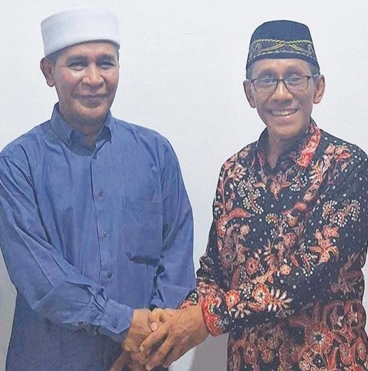 Prof. Dr. Eng. Ir. Teuku Abdullah Sanny, MSc, PhD, IPU (kanan) dan Tgk. H. Muhammad Yusuf bin A. Wahab (Tu Sop). (Foto: noa.co.id/FA)