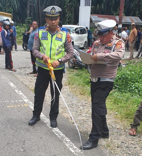 Pihak kepolisian sedang melakukan olah TKP kecelakaan lalulintas di Jalan Nasional Blang Pidie - Meulaboh (Foto: noa.co.id/Aprizali Munandar)