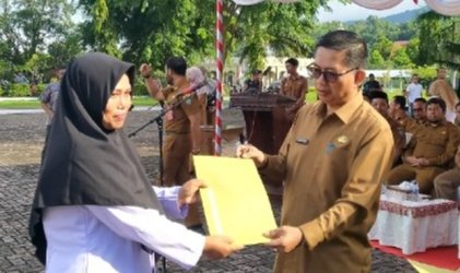 Sekda Abdya, Salman Alfarisi menyerahkan SK PPPK. (Foto. Teukunizar/NOA.co.id)
