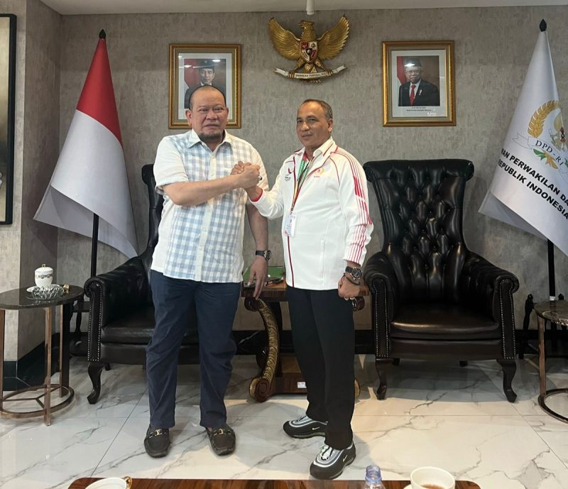 Ketua Umum KONI Aceh, H Kamaruddin saat bertemu dengan Ketua DPD RI, La Nyalla Mattalitti di Gedung DPR/MPR RI Senayan, Jakarta. Foto: Hidayat S/Noa.co.id.