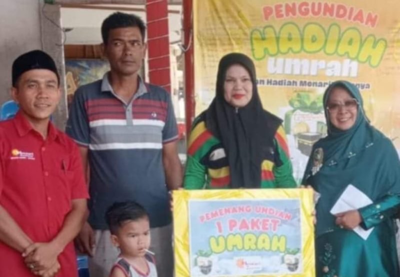 Konsumen pemenang kupon umroh gratis diabadikan bersama owner Menteri Swalayan, Cut Hasnah Nur. (Foto. Teukunizar/NOA.co.id)