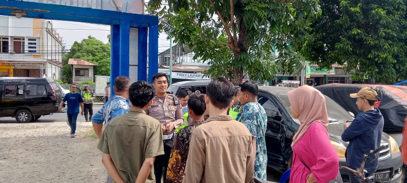 Ipda Muhammad Naufal Asyrof, S.Tr.K. Kanitturjawali Satlantas Polres Aceh Timur saat memberikan sosialisasi dan himbauan kepada para pengendara.Foto. Dok. Dedi Saputra/NOA.Co.Id.