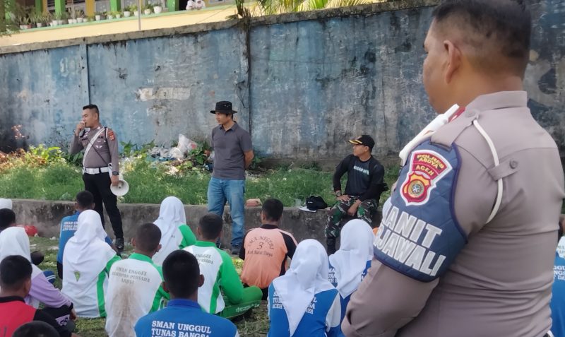 Kanit Kamsel Satlantas Polres Aceh Barat Daya, Bripka Vernanda Satria menyampaikan himbauan keselamatan dan keamanan berlalulintas kepada para Paskibra. (Foto. Teukunizar/NOA.co.id)