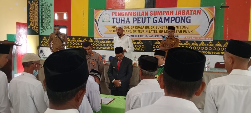 Camat Idi Rayeuk Saat Melantik Sejumlah Tuha Peut Gampong.Foto. Dok. Dedi Saputra/NOA.Co.Id.