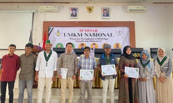 Ketua HMI Cabang Blangpidie diabadikan bersama peserta seminar. (Foto. Teukunizar/NOA.co.id)