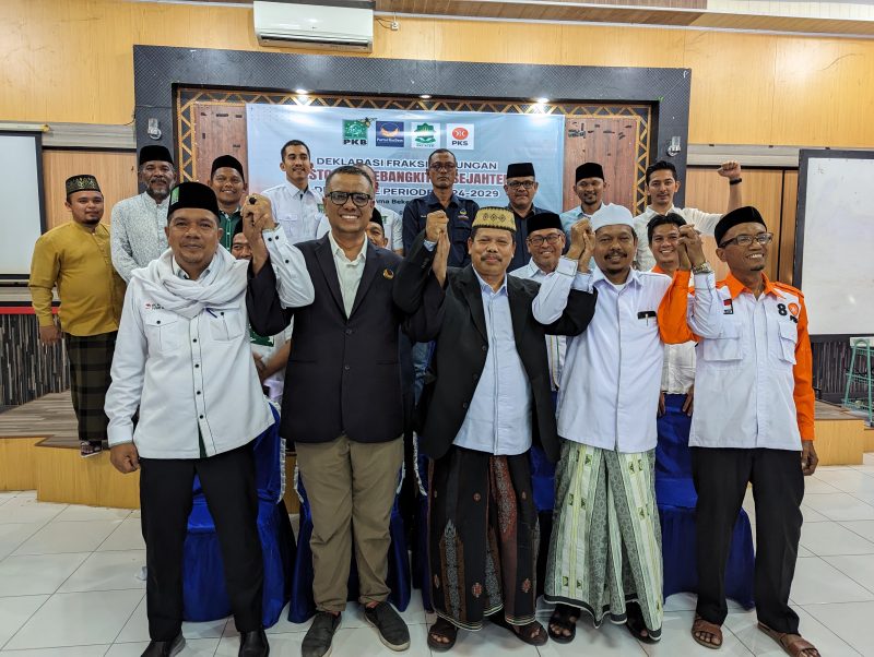 Empat Pimpinan Parpol di Pidie membentuk koalisi dalam Fraksi Restorika Kebangkitan Sejahtera di Suman Mart, Kota Sigli, Rabu, (3/7/2024) (Foto Amiruddin MK).