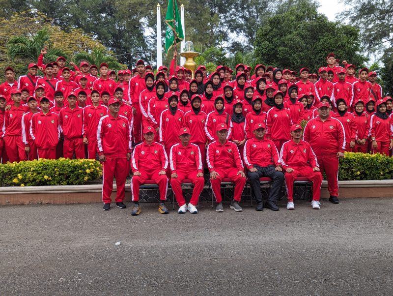 Kontingen Popda ke XVII Kabupaten Pidie, foto bersama menjelang pelepasan oleh Forkopimda setempat di Pendopo Bupati Pidie, Kamis, (4/7/2024) (Foto Amiruddin MK).