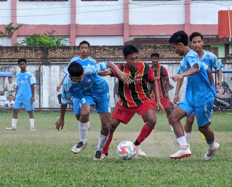 Pemain sepak bola Popda Pidie menggiring bola dan diapit dua pemain Aceh Selatan pada pertandingan semifinal di Stadion Mon Sikureung, IDI Kabupaten Aceh Timur, Kamis, (11/7/2024) (Foto Amir Sagita.noa.co.id).