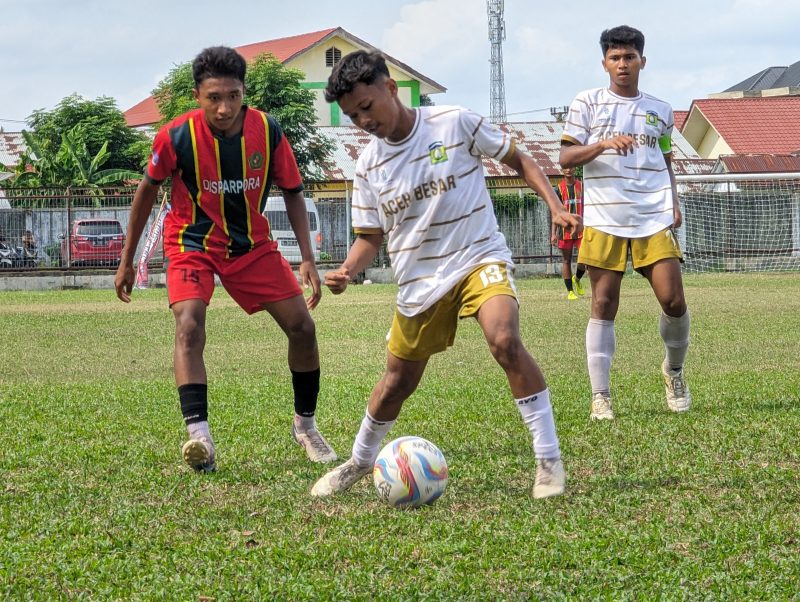 Pemain sepak bola Pidie sedang mengawal dua pemain Aceh besar pada laga final Popda Aceh XVII di Stadion Mon Sikureung IDI, Kabupaten Aceh Timur, Jumat, (12/7/2024) (Foto Amir Sagit.noa.co.id)