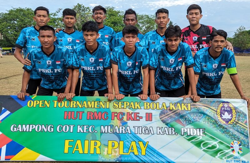Pemain PSKL Lampanah Aceh Besar, foto bersama, pada Open Turnamen HUT RMC ke II, di lapangan Gampong Cot, Kecamatan Muara Tiga Kabupaten Pidie, Rabu, (31/7/2024) (Foto Amir Sagita.NOA.co.id).