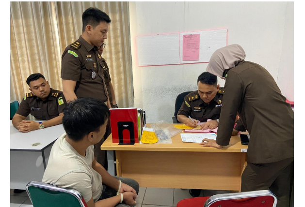 Tim Kejaksaan Negeri Pidie Jaya menerima pelimpahan berkas tersangka kasus narkotika jenis sabu dari Polda Aceh, Meureudu, (10/7/2024).,(Foto|Muhammad Rissan/NOA.co.id)
