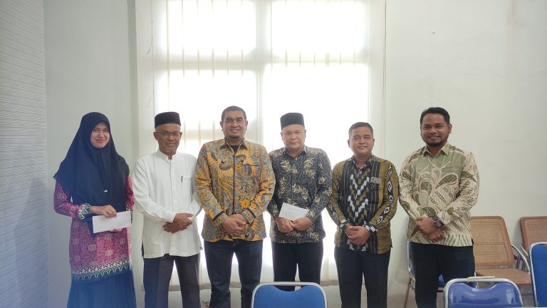 Foto bersama saat pelepasan keberangkatan Rahmawati SIP, yang dipimpin Kakankemenag Aceh Besar, H. Saifuddin SE, didampingi Kasubbag Tata Usaha, H. Khalid Wardana MSi, di Kantor Kemenag, Kota Jantho, Kamis (4/7/2024). Foto: Aprizali Munandar/Noa.co.id