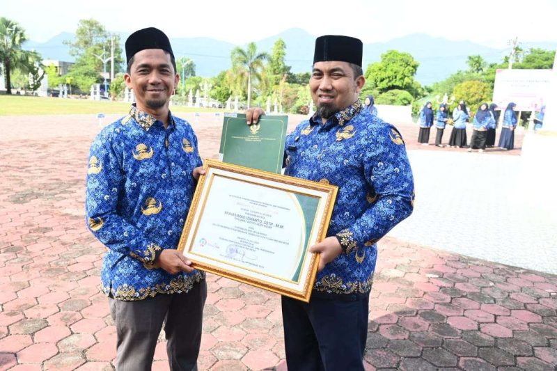 Pj Bupati Aceh Besar Muhammad Iswanto SSTP MM menerima Penghargaan dari Kemendes RI atas kepedulian terhadap Pengembangan Teknologi Tepat Guna yang diserahkan Kadis DPMG Aceh Besar Carbaini SAg di halaman Kantor Bupati Kota Jantho, Aceh Besar, Selasa (23/07/2024). Foto: dok. MC Aceh Besar