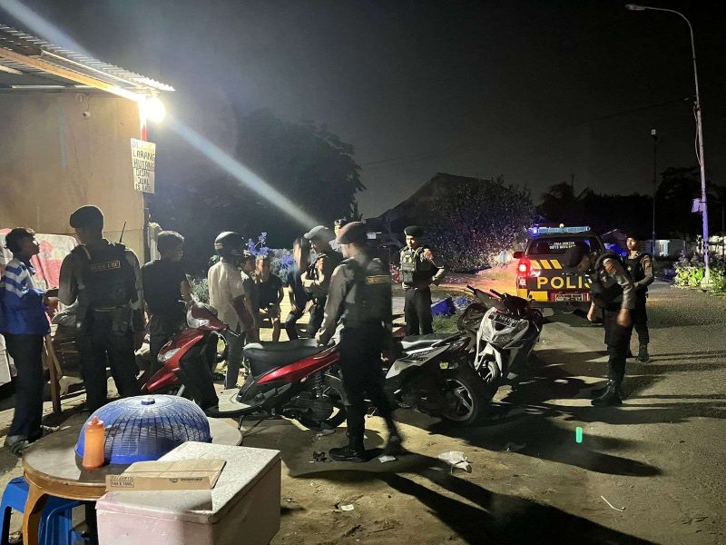 Personel Tim patroli perintis presisi Sat Samapta Polres Lhokseumawe, Jum'at (12/07/2024) malam melaksanakan patroli di kawasan rawan gangguan keamanan dan ketertiban masyarakat (Kamtibmas) di wilayah hukum Polres Lhokseumawe. Foto: Hidayat S/Noa.co.id