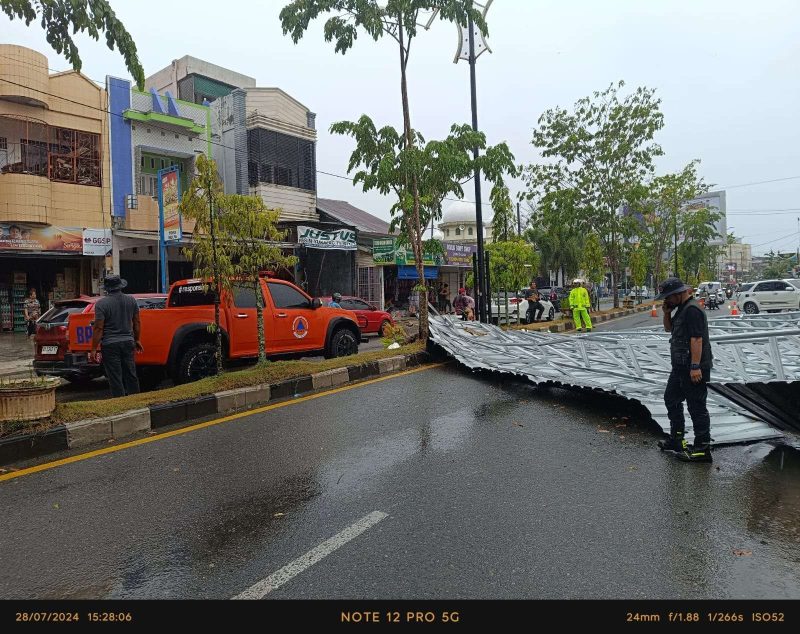 Atap Mall Pelayanan Publik (MPP) Aceh Barat yang diterjang badai, Minggu (28/7/2024). Foto: Net