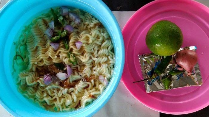 Bokom, sebutan masyarakat Aceh Singkil untuk mi instan yang direndam air panas ditambah irisan cabai rawit, bawang merah dan jeruk nipis. Foto : Serambinews.com