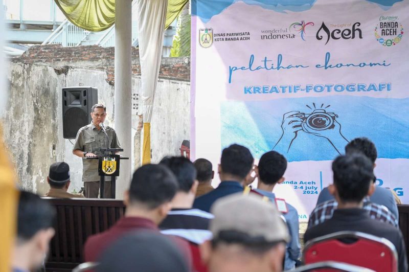 Isnaini Husda, Wakil Ketua II DPRK Banda Aceh, memberikan kata sambutan pada kegiatan pelatihan Ekonomi Kreatif Bidang Fotografi di PLTD Apung, Selasa (2/7/2024). (Foto: noa.co.id/FA)
