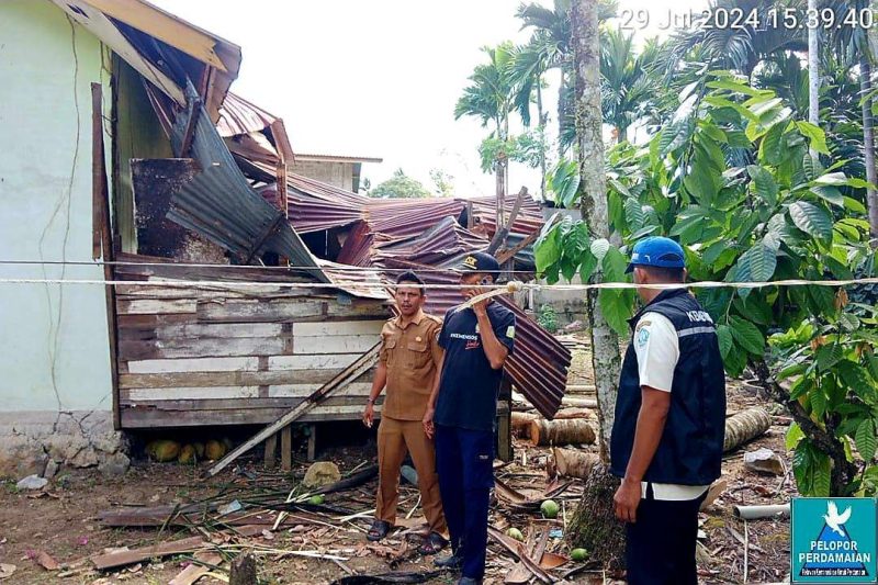 Kondisi sebagian rumah warga rusak berat tertimpa sebatang pohon kelapa, akibat musibah angin kencang Minggu sore 28 Juli 2024. Foto: Net