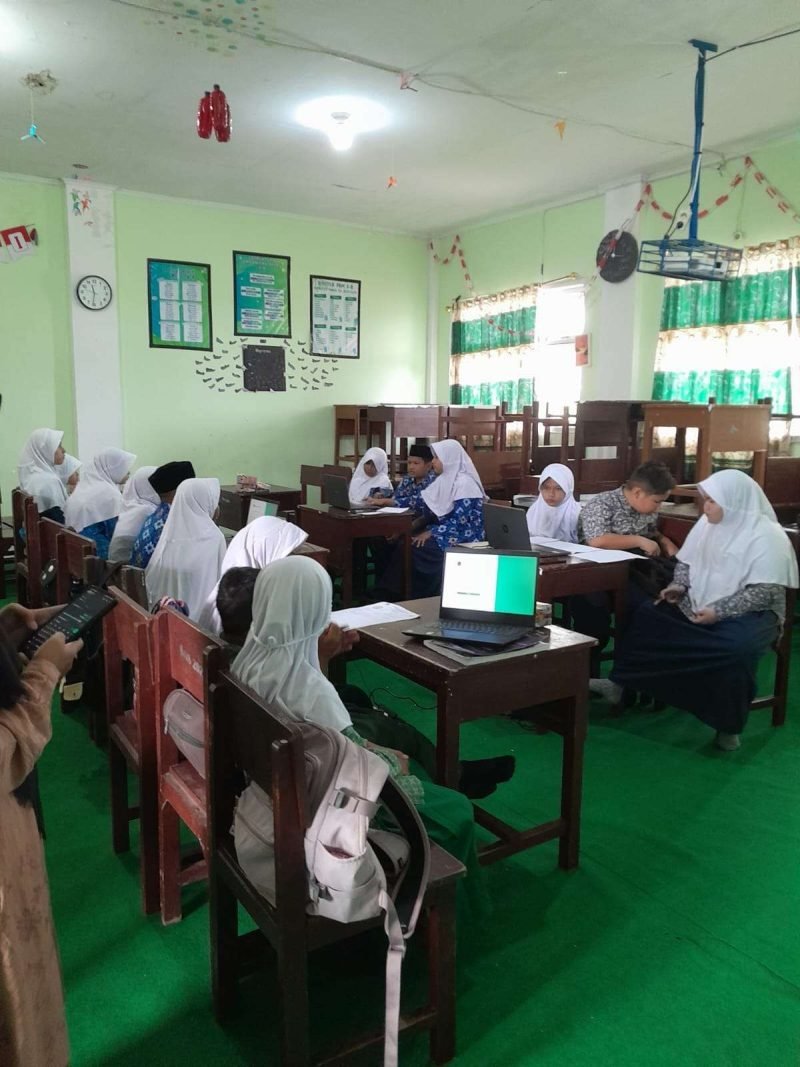 Siswa -siswi MIN 16 Aceh Barat sedang mengikuti Kompetisi Sains Madrasah (KSM) di Gedung MAN 1 Aceh Barat, Rabu (3/7/2024). Foto: Aprizali Munandar/Noa.co.id