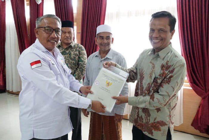 Asisten I Sekdakab Aceh Besar Farhan A.P bersama pejabat instansi terkait, menyerahkan secara simbolis menyerahkan sertifikat 21 persil tanah wakaf di Aula Baharuddin Lopa, Kantor Kejaksaan Negeri Aceh Besar di Kota Jantho, Rabu (10/7/2024). Foto: Aprizali Munandar/Noa.co.id