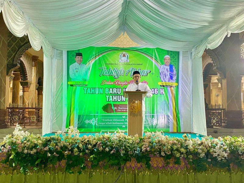 Sekda Aceh Barat, Marhaban menyampaikan kata sambutan pada acara Tabliq Akbar memperingati Tahun Baru Islam 1 Muharram 1446 H di Halalman Masjid Agung Baitul Makmur Meulaboh, Senin (8/7/2024). Foto: Hidayat S/Noa.co.id