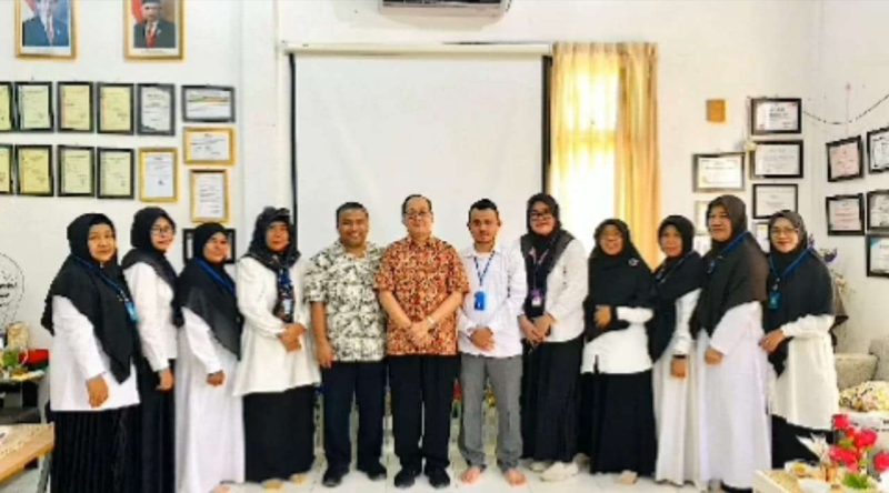 Kapus Darul Kamal Maya Sopa foto bersama dengan Chandra Rudyanto Direktorat tata kelola kesehatan masyarakat (Kesmas) Kemenkes RI meninjau pelayanan integrasi layanan primer (ILP), Kecamatan Darul Kamal, Aceh Besar, Sabtu (20/07/2024). Foto: dok. MC Aceh Besar