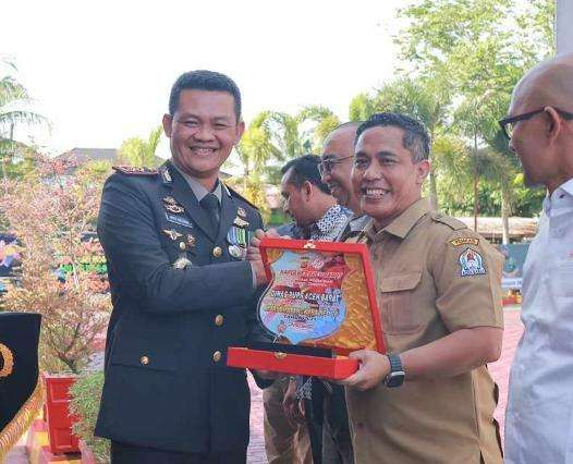 Kepala Dinas Pekerjaan Umum dan Penataan Ruang (PUPR) Kabupaten Aceh Barat, Dr. Ir. Kurdi, ST, MT, IPM Asean-Eng, menerima piagam penghargaan dalam perayaan Hari Ulang Tahun (HUT) Bhayangkara ke-78 (Foto: noa.co.id/FA)