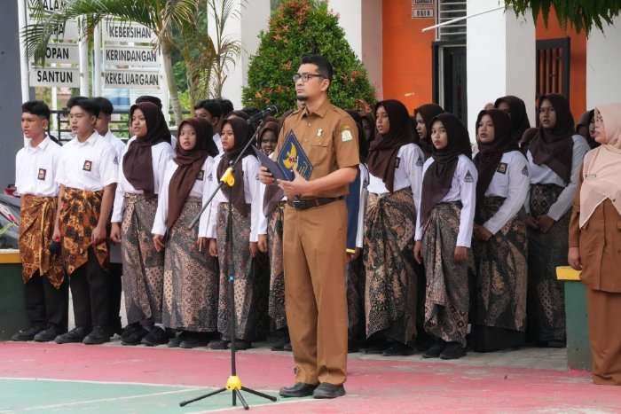 Kepala Dinas Pendidikan Aceh, Marthunis, S., D.E.A., menjadi pembina upacara di SMA Negeri 7 Banda Aceh pada Senin, 29 Juli 2024, Senin (29/7). Foto : Dinas Pendidikan Aceh.
