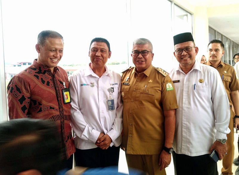 Kepala Kantor Wilayah Kementerian Agama Provinsi Aceh Drs H Azhari MSi , yang didampingi Kepala Bagian Tata Usaha Ahmad Yani SPdI mengapresiasi atas terlaksananya penerbangan perdana umrah musim 1446 H bersama Garuda Indonesia (GI) Group, Pada Senin (29/7). Foto : Kemenag Aceh