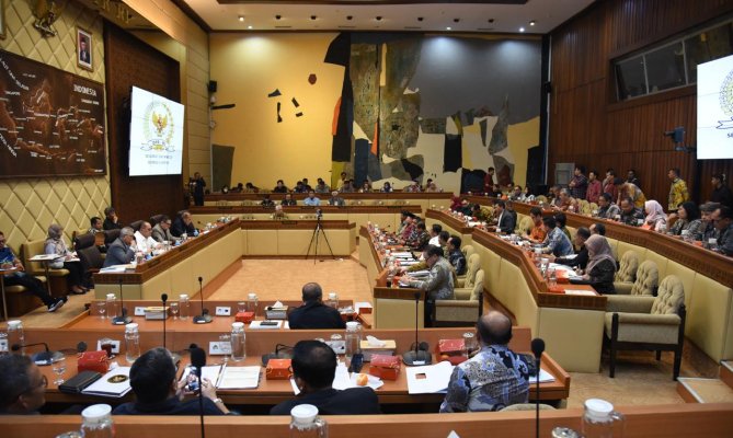 Suasana RDP antara Komisi II DPR RI dengan Bawaslu, KPU, DKPP, dan Pemerintah di Gedung DPR/MPR RI Senayan, Jakarta, Minggu (25/8/2024). (Foto: Bawaslu RI)