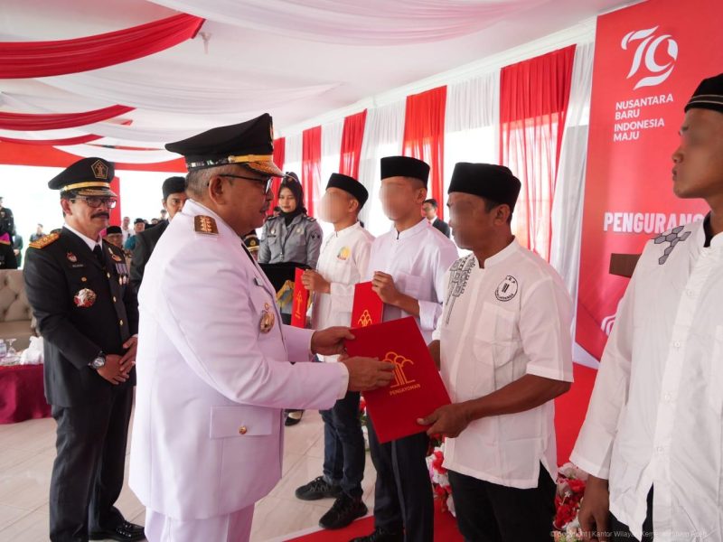 Pj. Gubernur Aceh, Bustami Hamzah (Pertama Kiri) Saat Penyerahan Remisi Umum kepada Narapidana di dampingi Kankanwil Kemenkumham Aceh, Meurah Budiman (Kedua Kiri) di Lembaga Pemasyarakatan (Lapas) Kelas IIA Banda Aceh, Sabtu (17/8/2024). (Foto : Farid Ismullah/NOA.co.id).