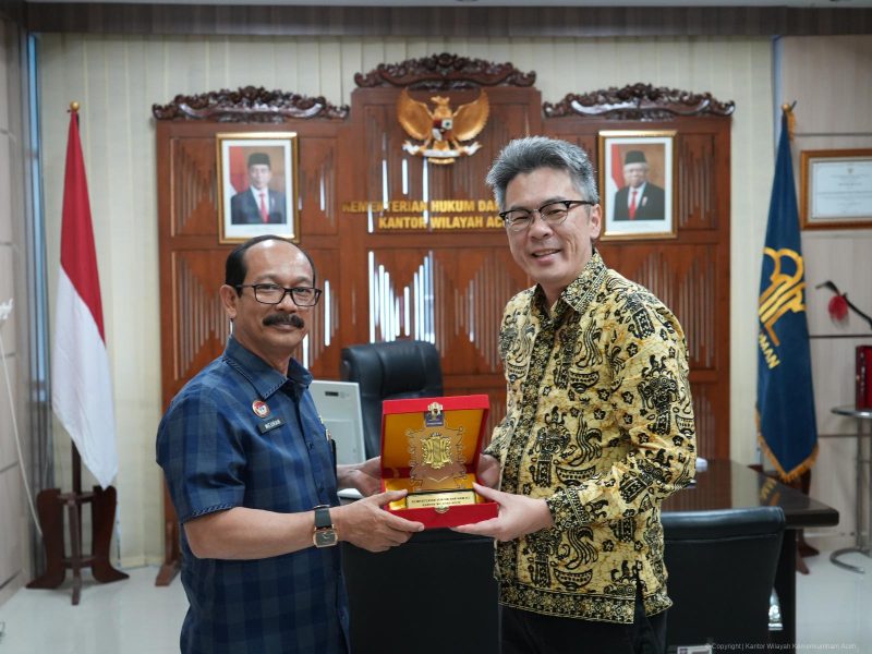 Kepala Kantor Kemenkumham Aceh, Meurah Budiman (Pertama kiri) saat menerima kunjungan audiensi dari Konsulat Jenderal Jepang di Medan, Kagami Kazuya (Pertama Kanan), di ruang kerjanya, Banda aceh,Jumat (30/8/2024). (Foto : Humas Kanwil Kemenkumham Aceh).