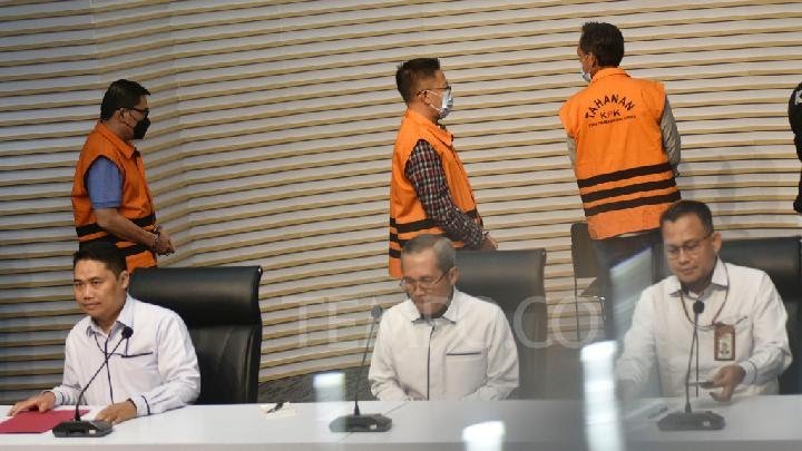 Wakil ketua KPK, Alexander Marwata bersama Direktur Penindakan dan Eksekusi KPK, Asep Guntur Rahayu dan juru bicara KPK, Ali Fikri, menghadirkan Direktur PTPN XI Tahun 2016, Mochamad Cholidi, Kepala Divisi Umum dan Aset PTPN XI Tahun 2016, Mochamad Khoiri dan Komisaris Utama PT Kejayan Mas, Muhchin Karli, resmi memakai rompi tahanan seusai menjalani pemeriksaan, di gedung Komisi Pemberantasan Korupsi, Jakarta, Senin, 13 Mei 2024. KPK resmi meningkatkan status perkara ke tahap penyidikan dengan menetapkan dan melakukan penahanan secara paksa selama 20 hari pertama terhadap tiga orang tersangka baru, Mochamad Cholidi, Mochamad Khoiri dan Muhchin Karli terkait dugaan tindak pidana korupsi pengadaan lahan Hak Guna Usaha (HGU) seluas 79,5 Ha mengakibatkan keuangan negara sebesar Rp.30,2 miliar dari pengajuan anggaran senilai Rp.150 milar oleh PT. Perkebunan Nusantara XI. TEMPO/Imam Sukamto
