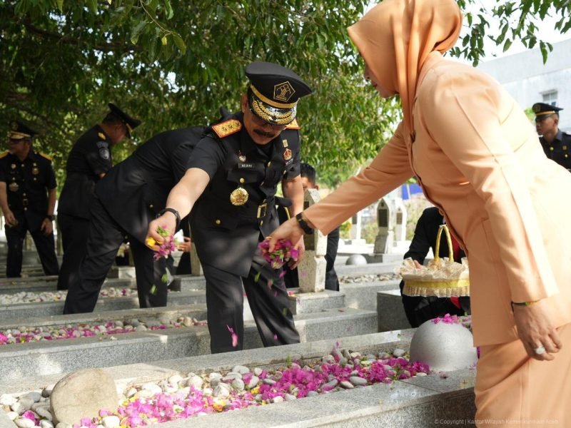 Kepala Kantor Wilayah Kemenkumham Aceh, Meurah Budiman (Pertama Kiri) menabur bunga di taman makam pahlawan (TMP) Banda Aceh, Jumat pagi (9/8/2024). (Foto: Humas Kanwil Kemenkumham Aceh).