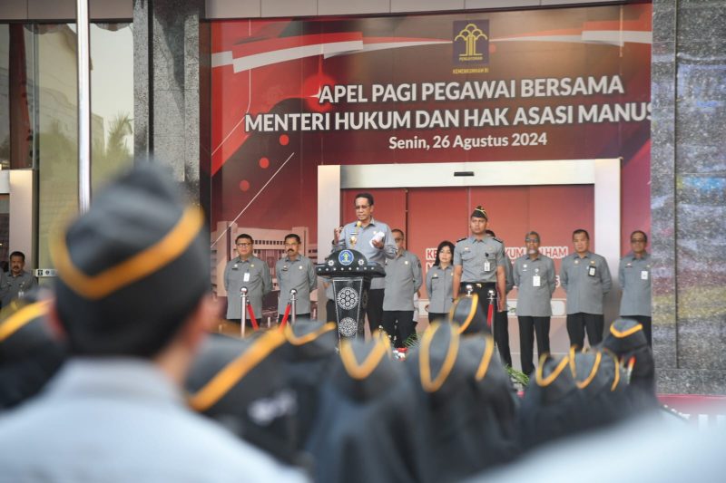 Menteri Hukum dan Hak Asasi Manusia (Menkumham), Supratman Andi Agtas saat Apel Pagi di Halaaman Kantor Kemenkumham, Jakarta, Senin (26/8/2024). (Foto : Humas Kemenkumham).